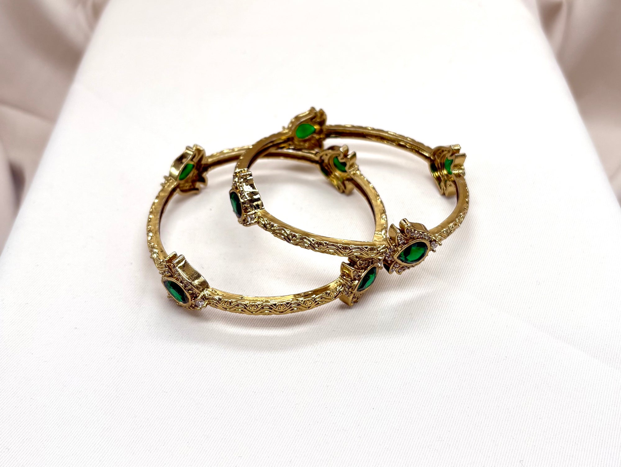 Victorian finishing Green stone Flower designed Bangle