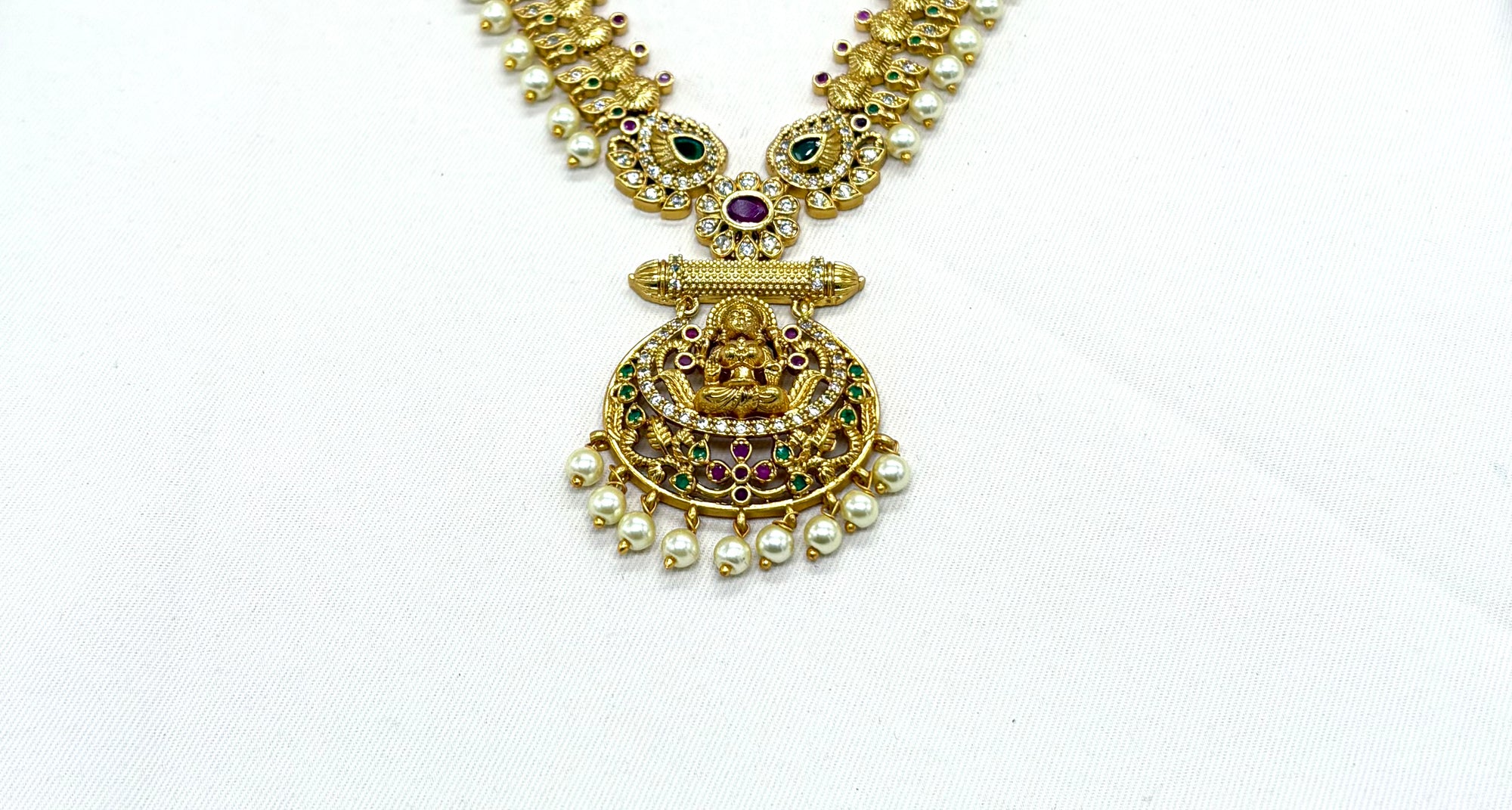 Matte finishing short necklace