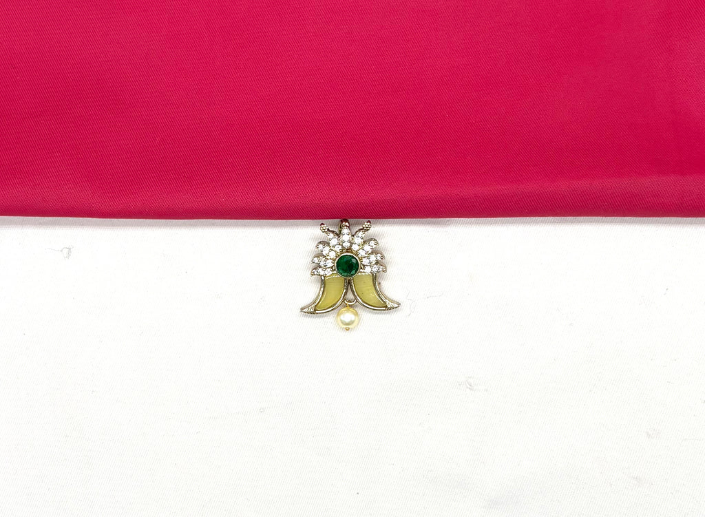 Puligoru Yellow finish central Green emerald-stone Locket