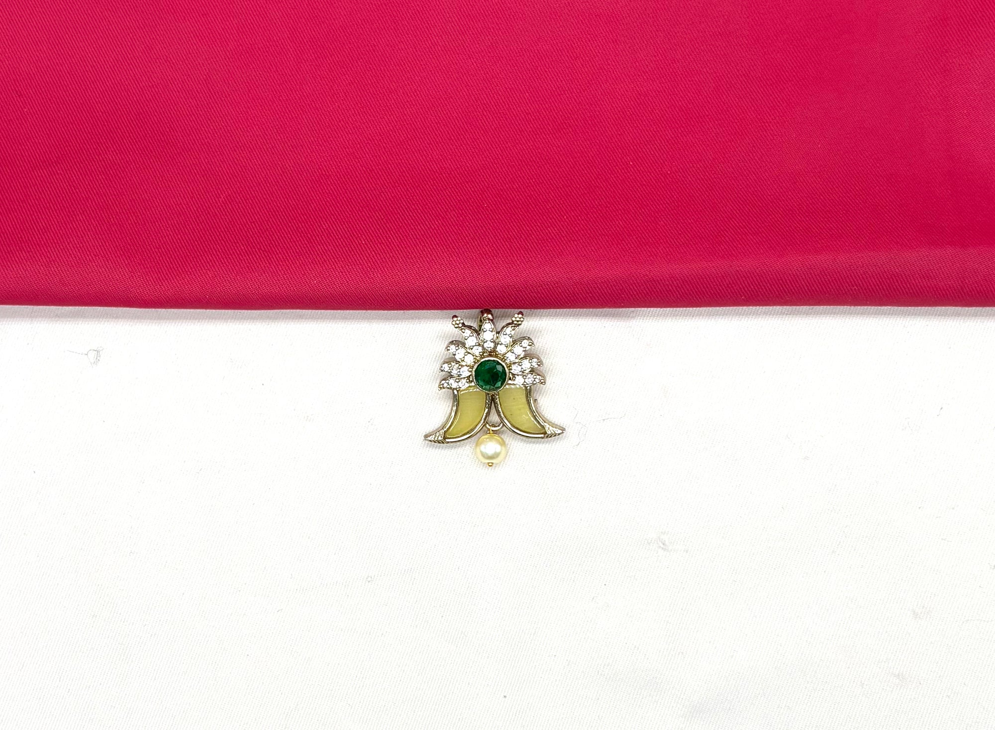 Puligoru Yellow finish central Green emerald-stone Locket