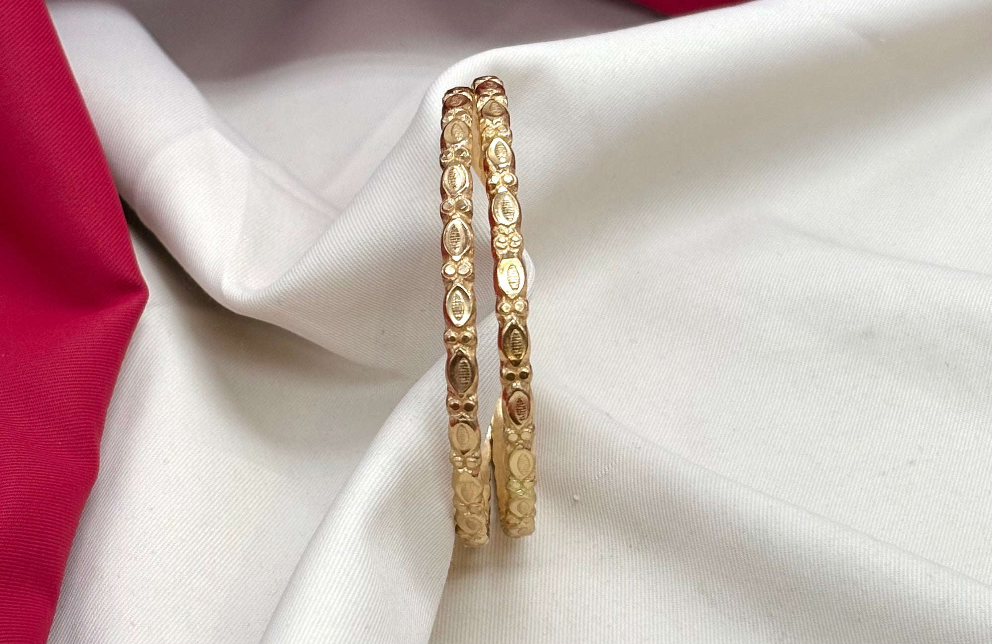 Panchaloha floral cut and textured design Bangle