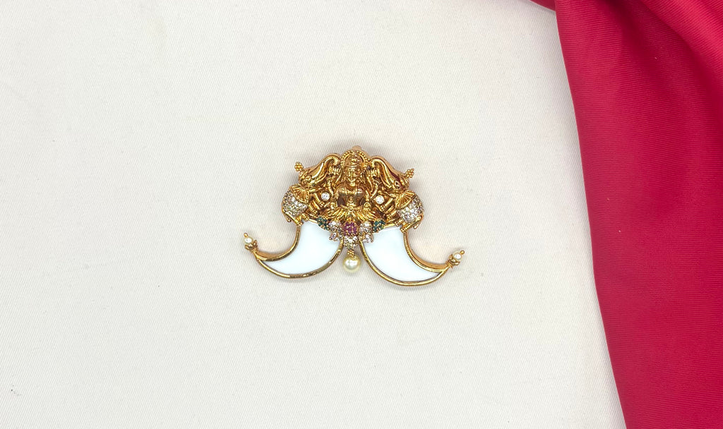 Gold-plated Lakshmi Puligoru (tiger nail) pendant Locket
