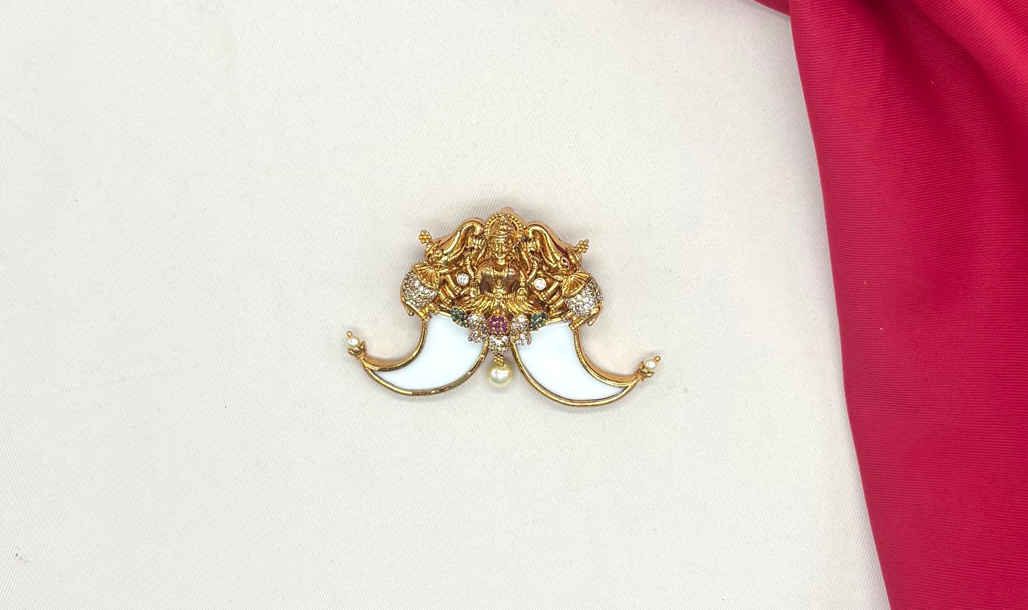 Gold-plated Lakshmi Puligoru (tiger nail) pendant Locket