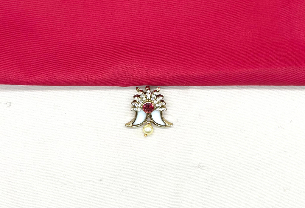 Puligoru white central Red emerald-stone Locket