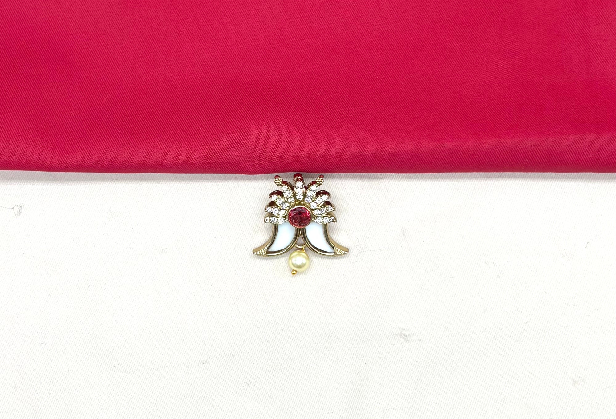 Puligoru white central Red emerald-stone Locket