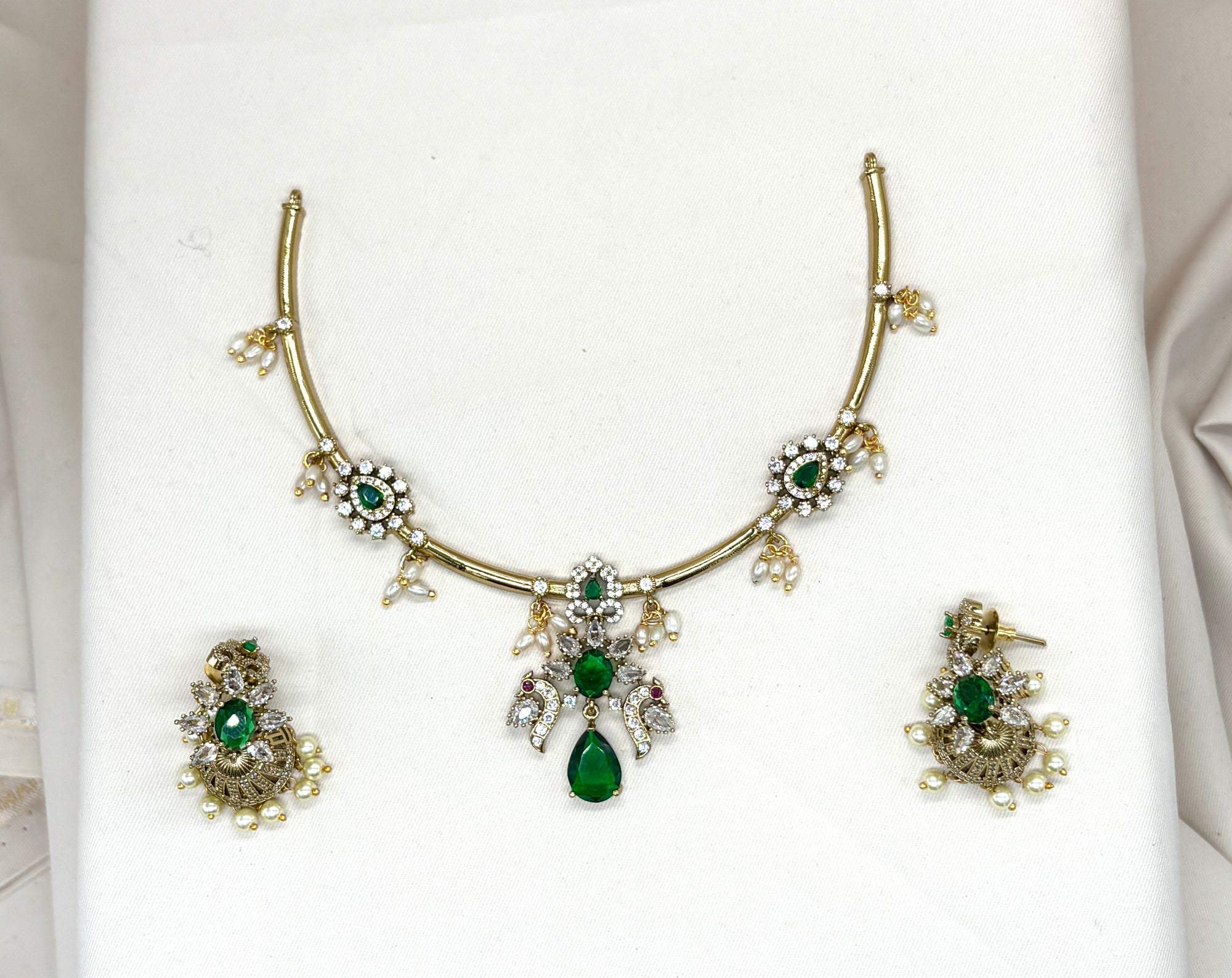 Victorian Kanti with Green stone Short necklace
