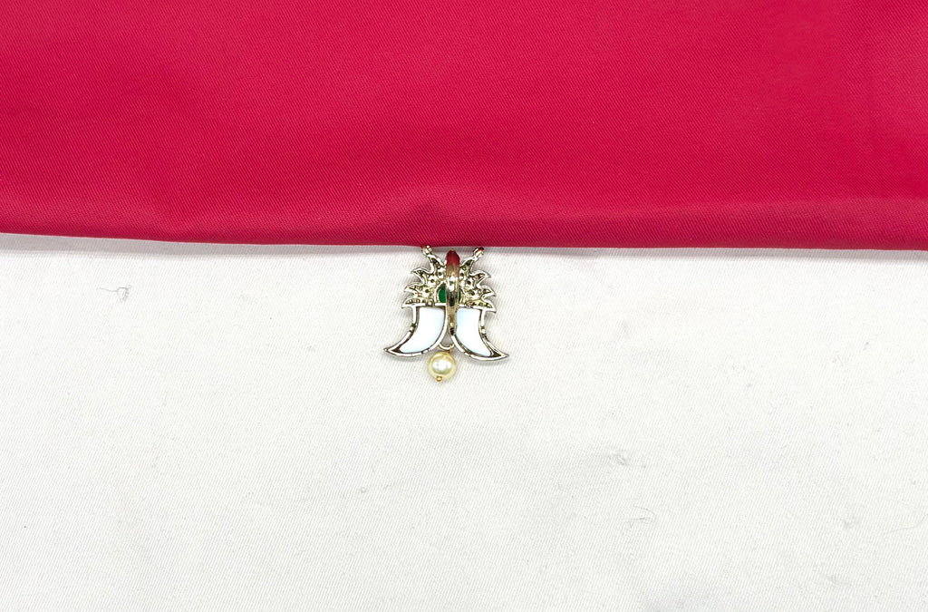 Puligoru white central green emerald-stone Locket