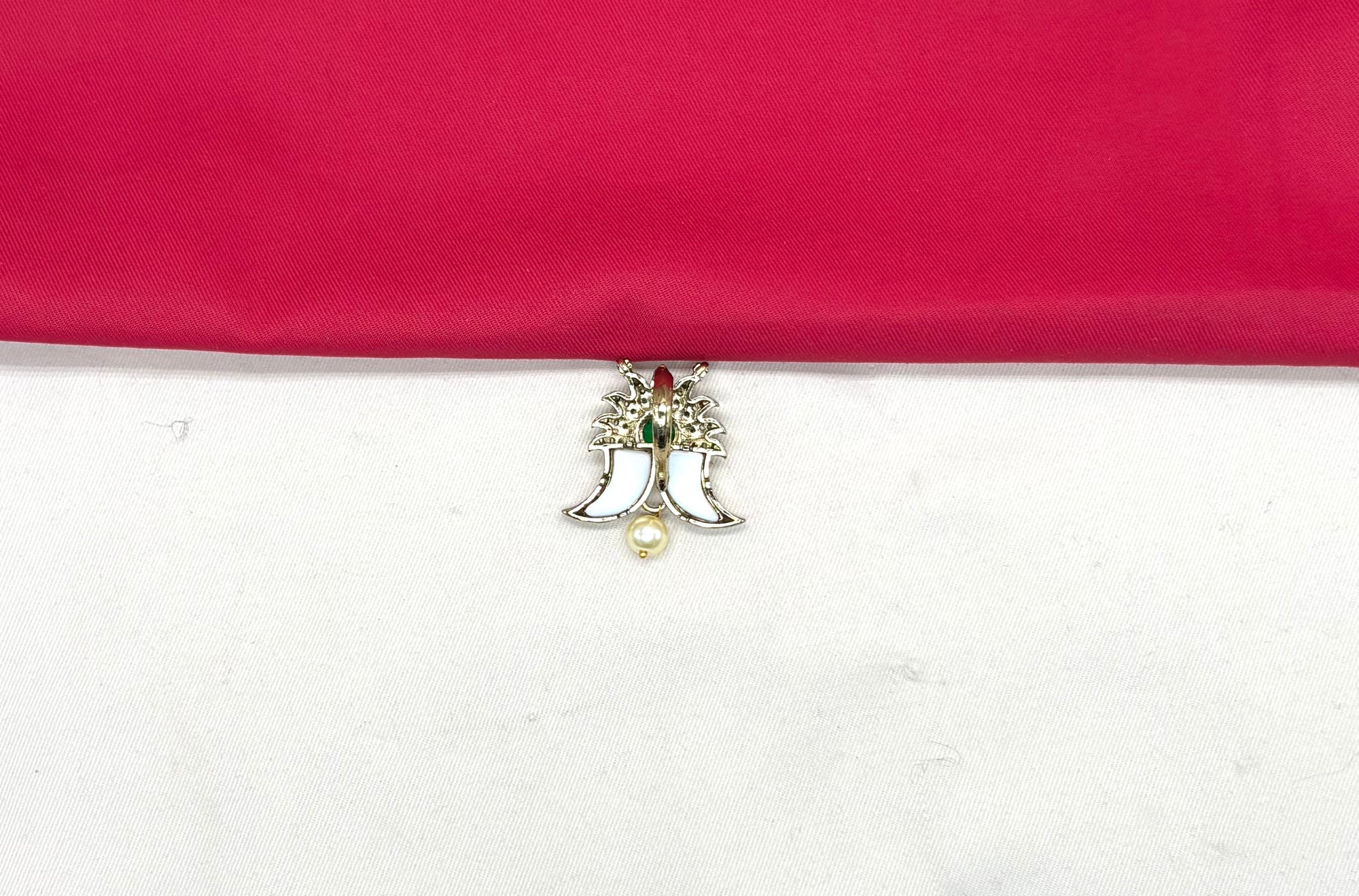 Puligoru white central green emerald-stone Locket