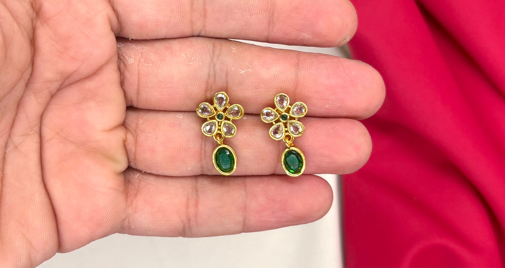 Matte finishing Flower design with Green Short Necklace