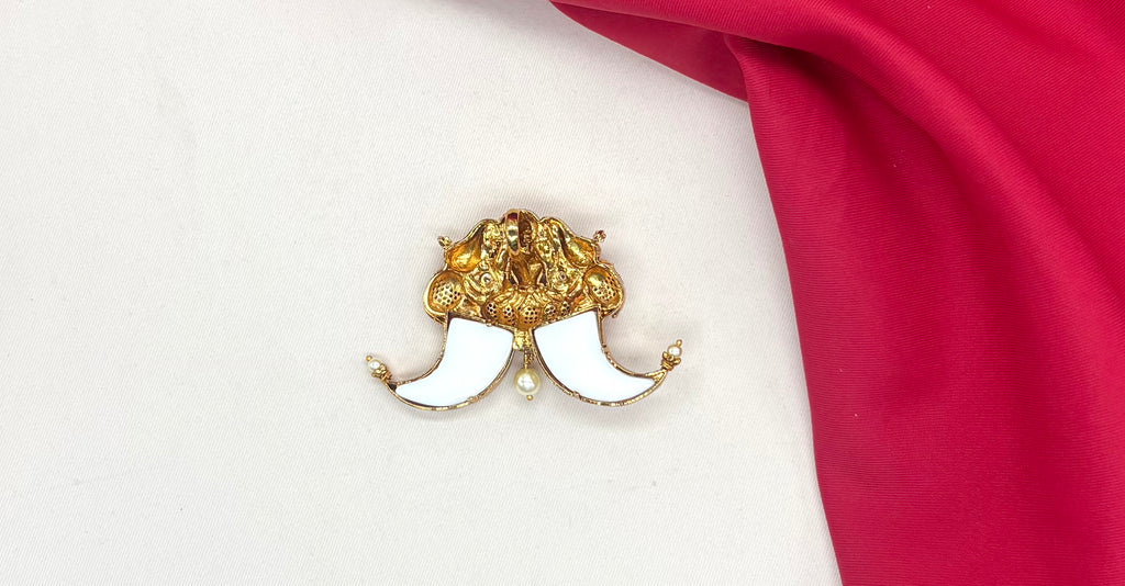 Gold-plated Lakshmi Puligoru (tiger nail) pendant Locket