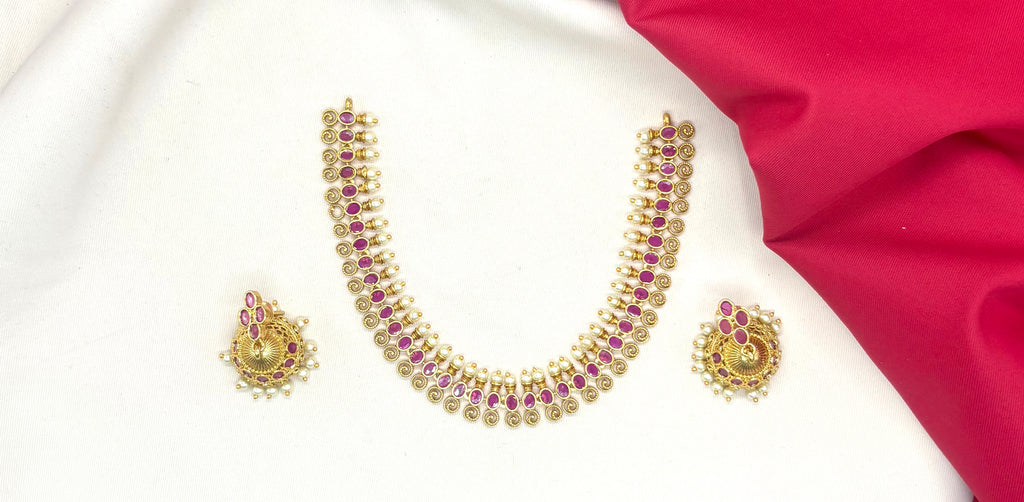 Matte finishing pink stones with white pearls Short Necklace