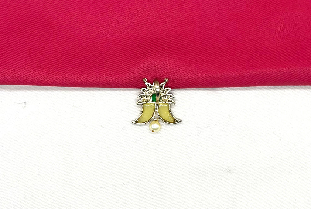Puligoru Yellow finish central Green emerald-stone Locket