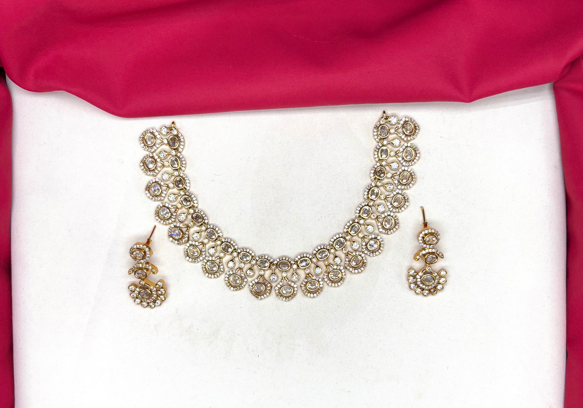 Matte finishing stones beautifully designed short Necklace