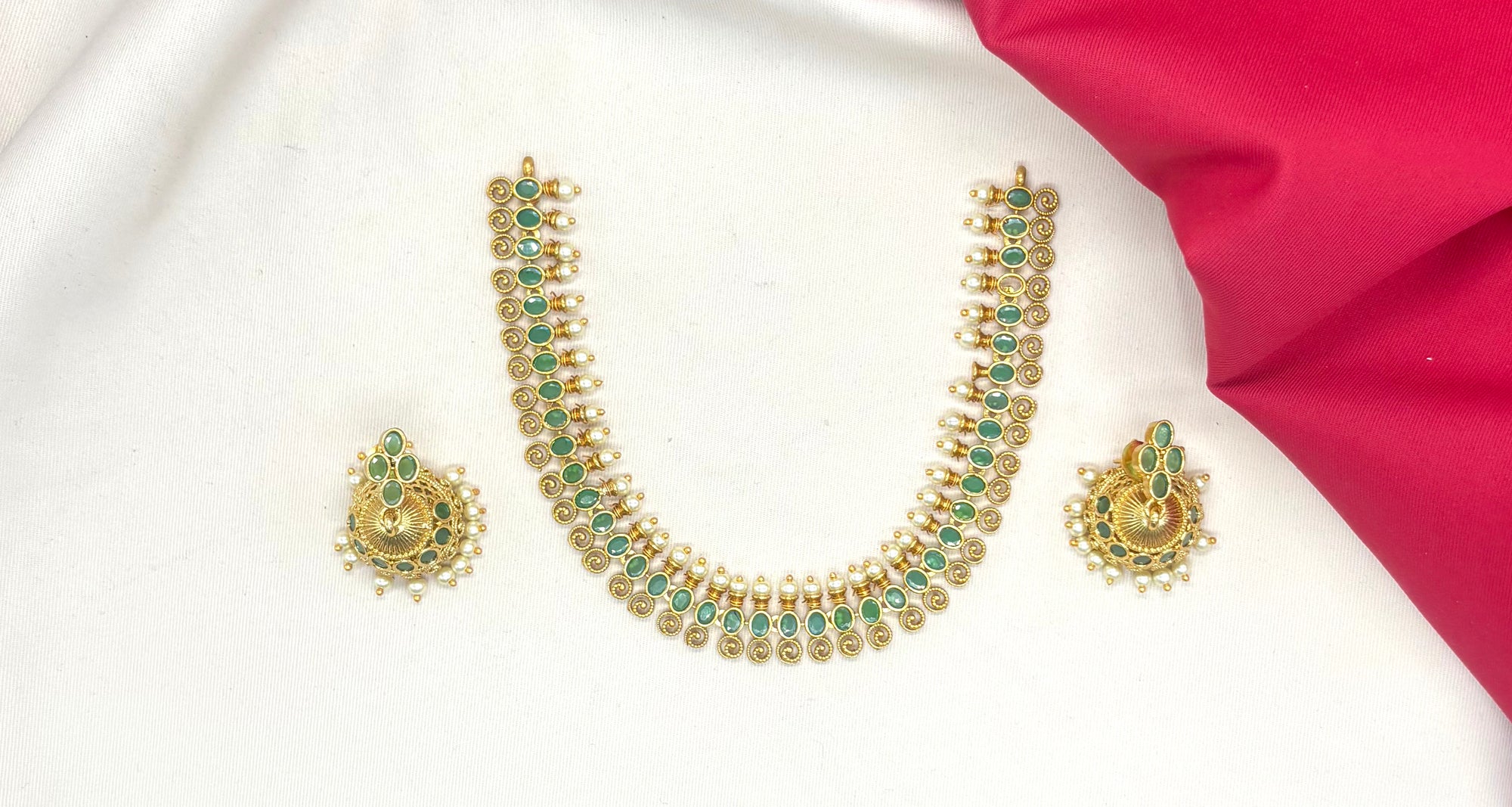 Matte finishing Green stones with white pearls Short Necklace
