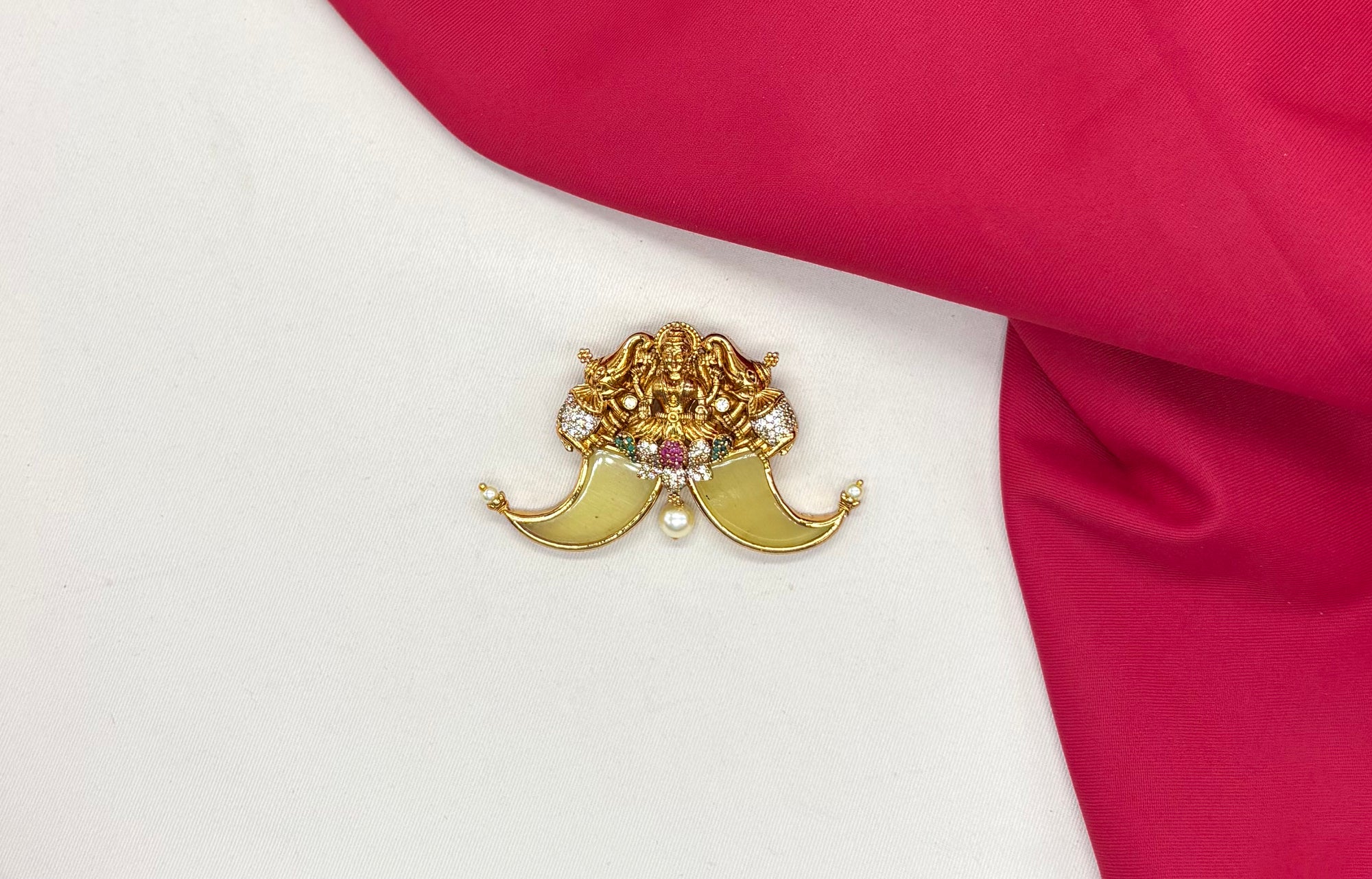 Gold-plated Lakshmi Tiger Nail pendant cubic zirconia, rubies, emeralds, a pearl drop Locket