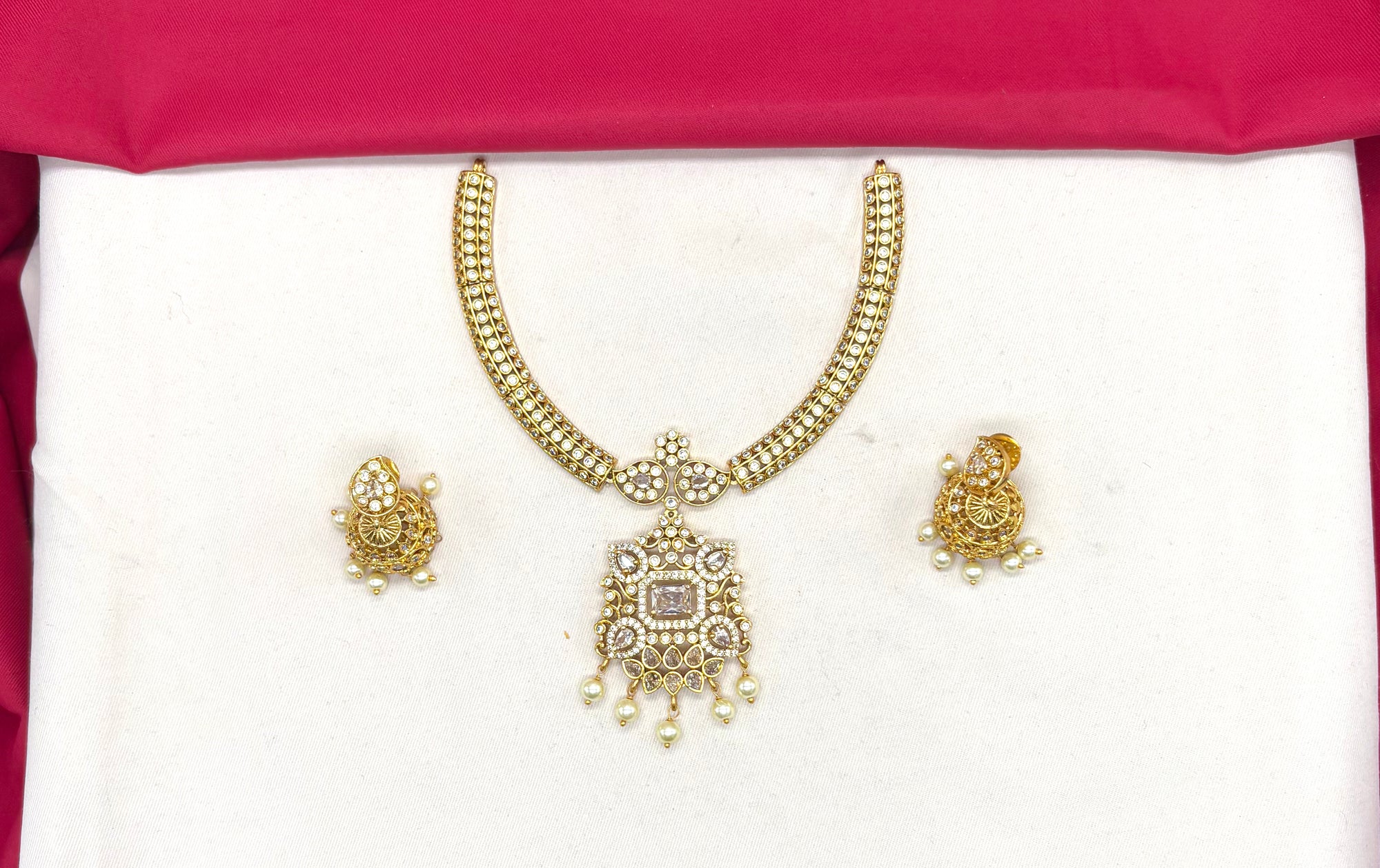 Matte finishing American Diamonds with Central White stone Short Kanti Necklace