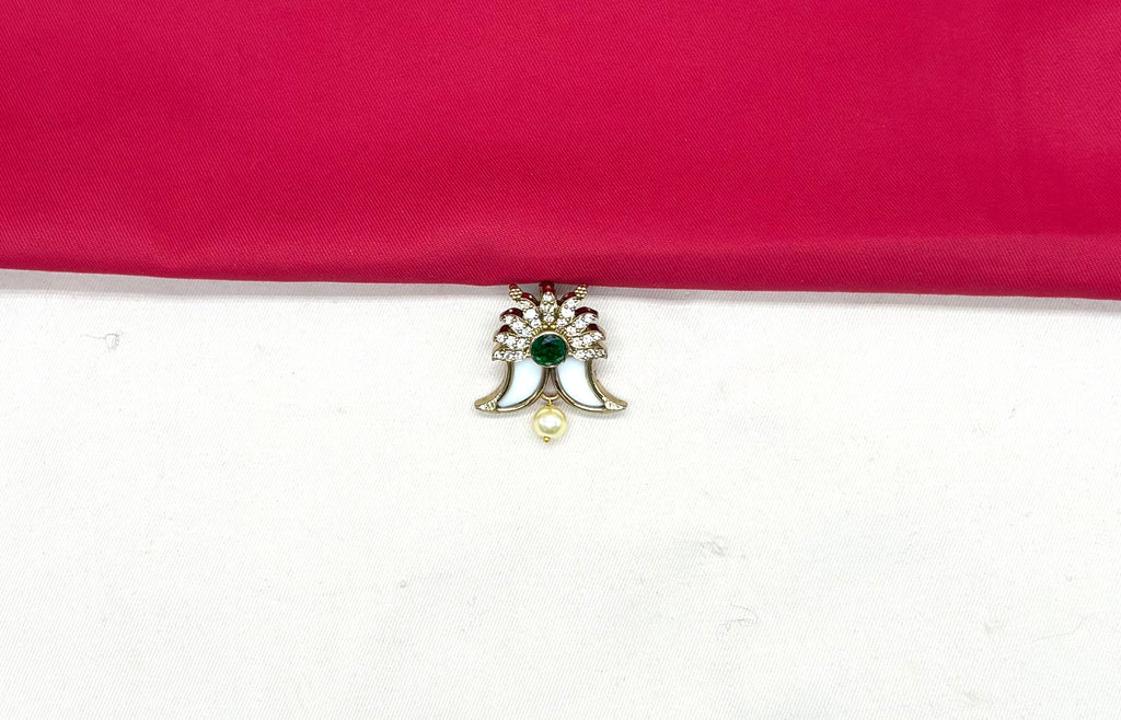 Puligoru white central green emerald-stone Locket