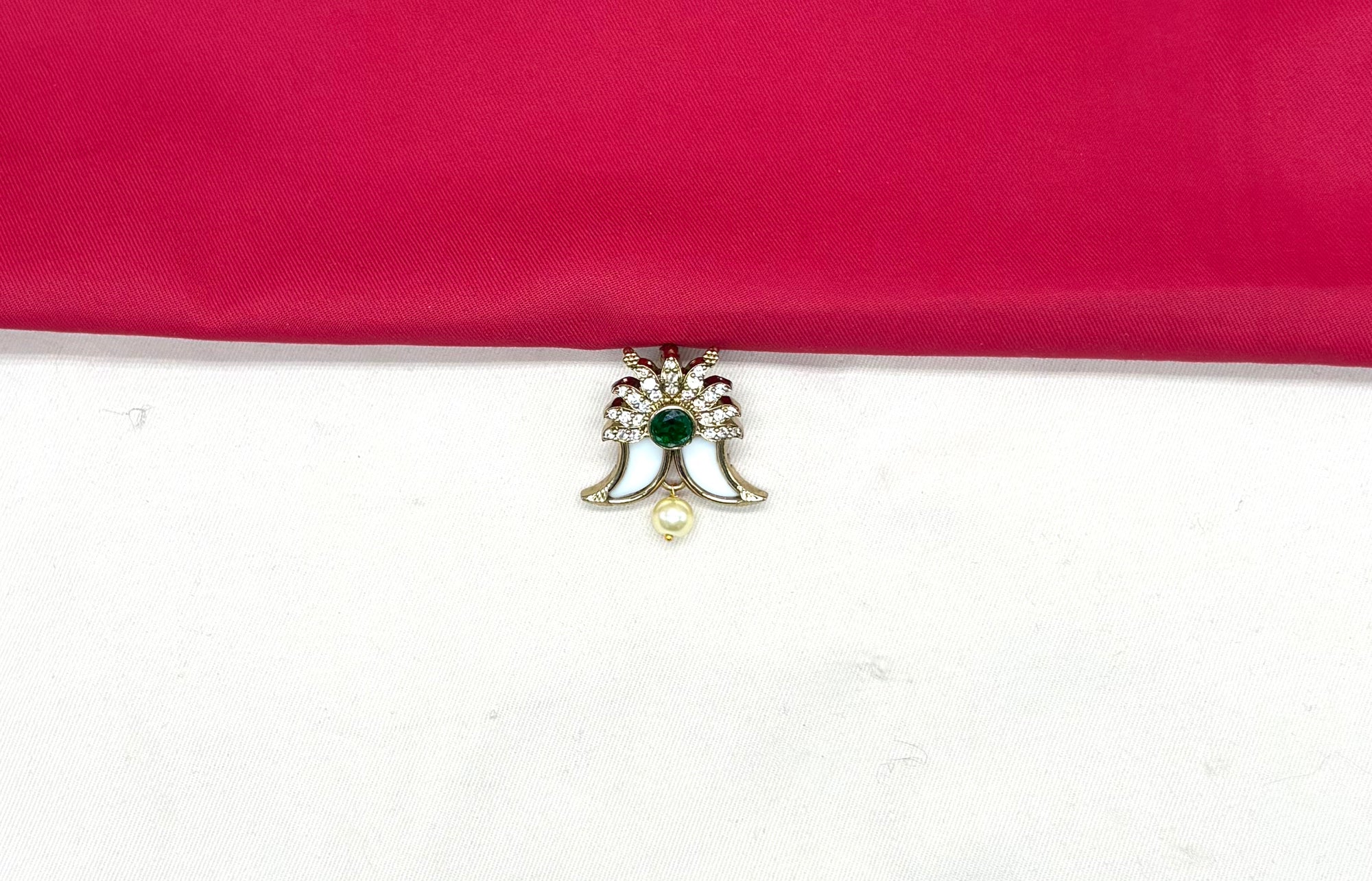 Puligoru white central green emerald-stone Locket
