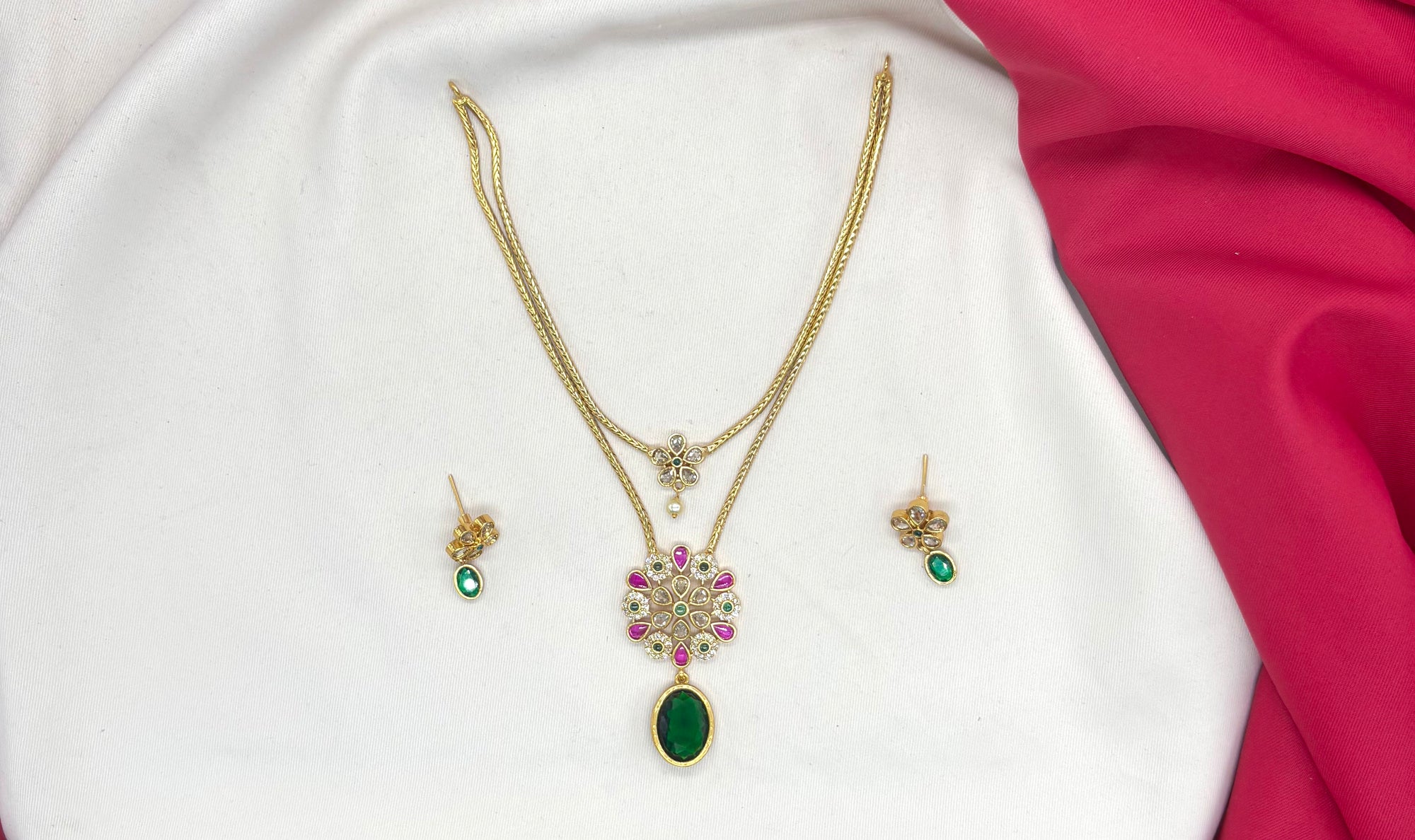 Matte finishing Flower design with Green Short Necklace