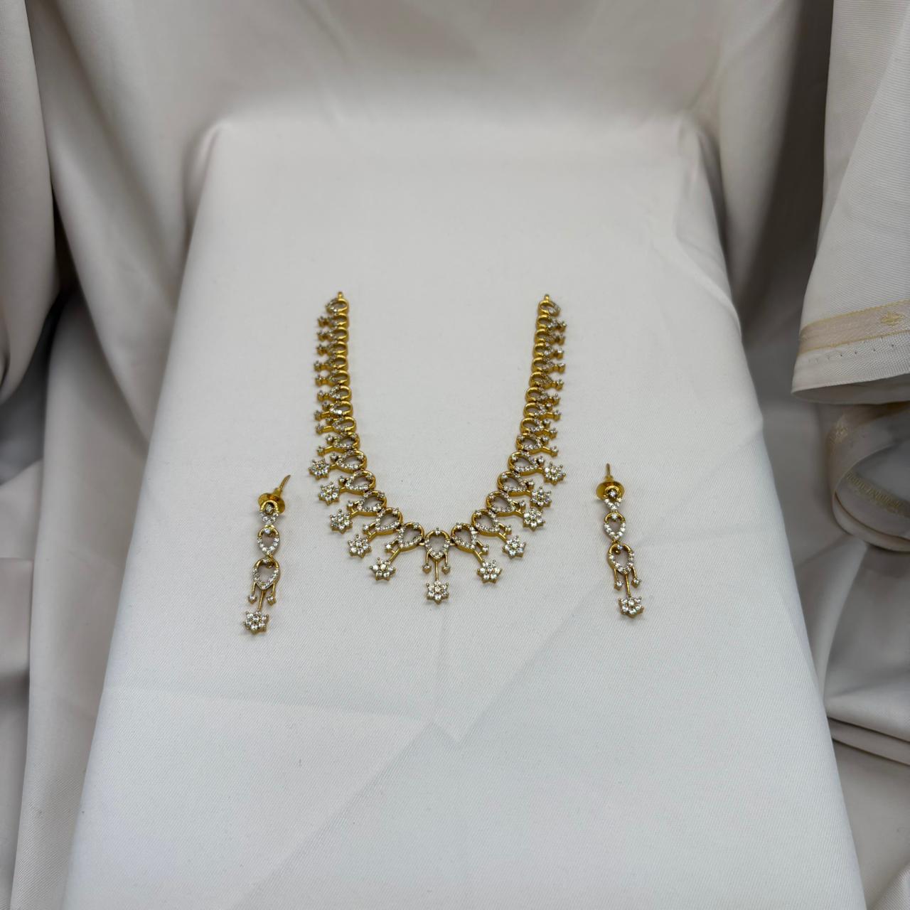 Matte finishing short necklace