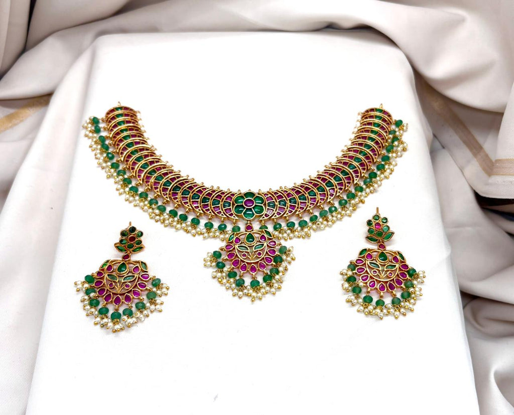 Jadau kundan green Onyx Beads Short Necklace
