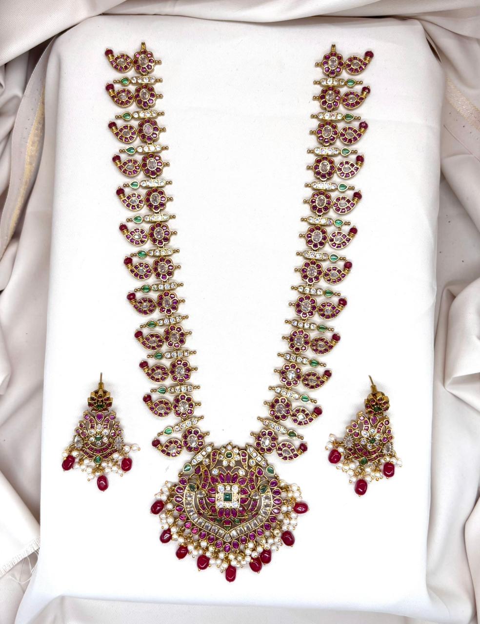 Jadau kundan with Red monalisa Beads