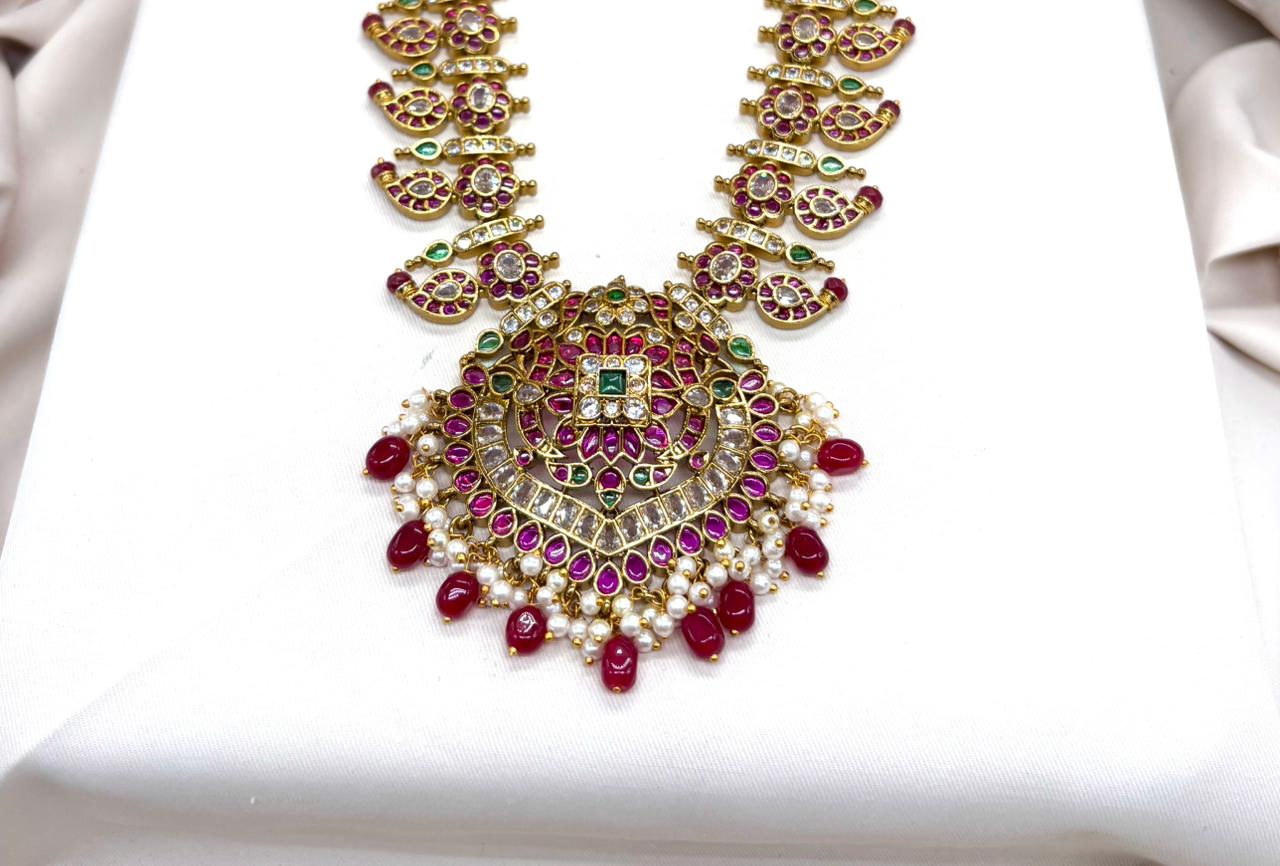 Jadau kundan with Red monalisa Beads