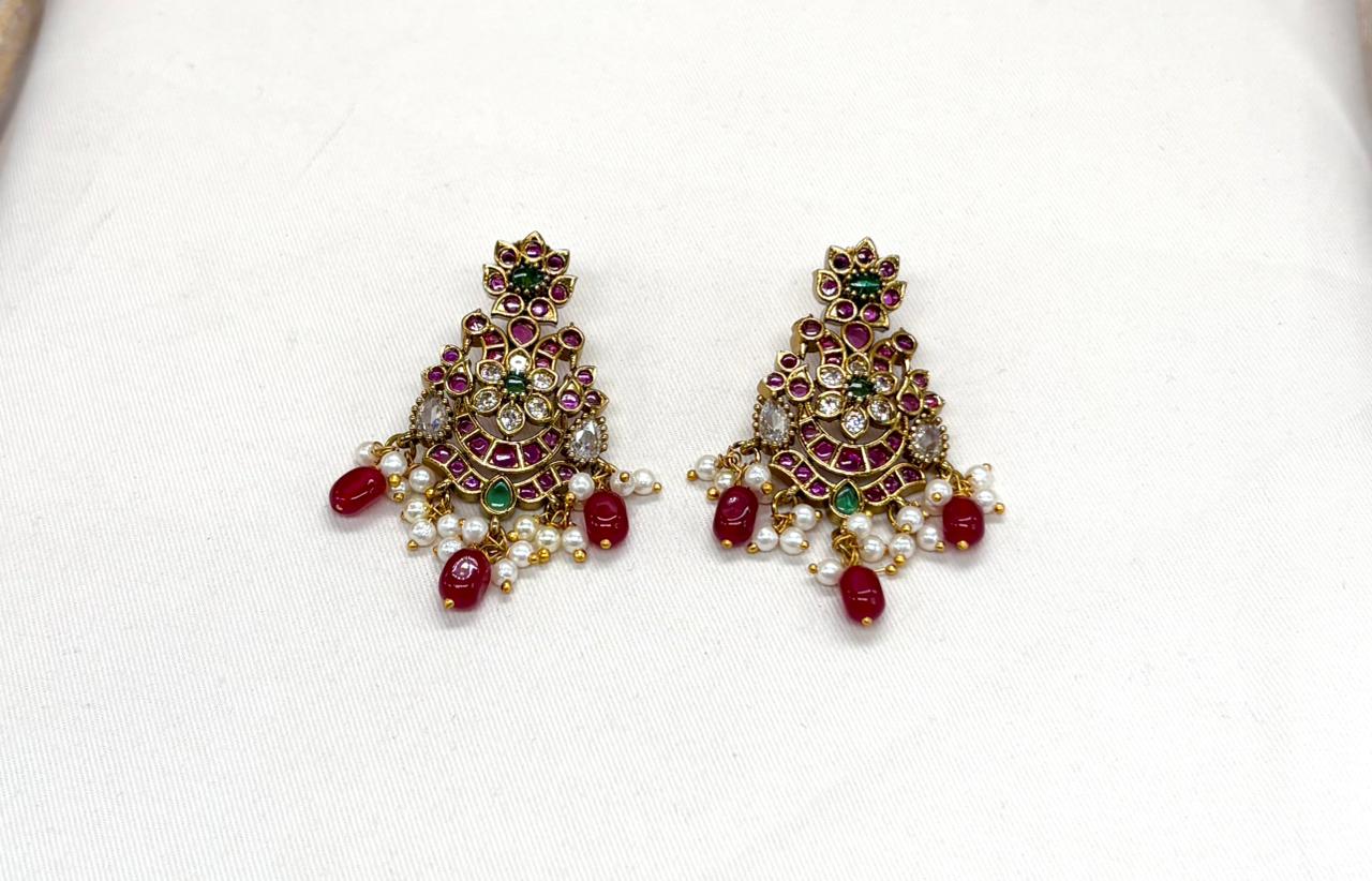 Jadau kundan with Red monalisa Beads