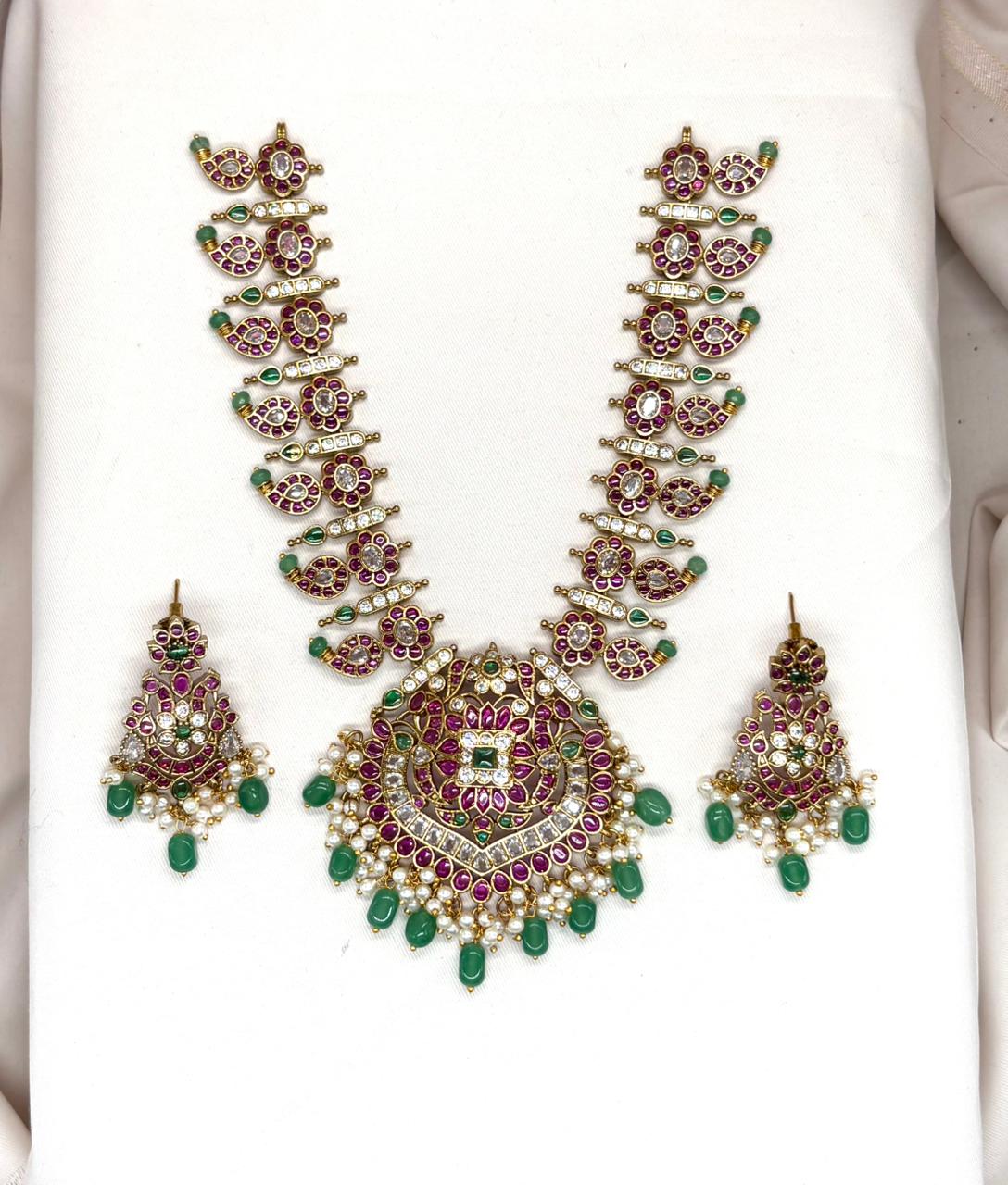 Jadau kundan with Green monalisa Beads Short Necklace