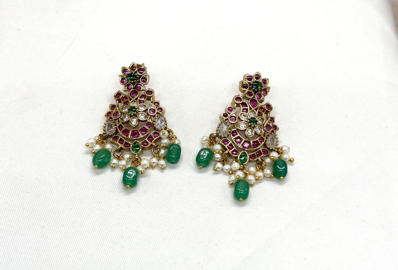 Jadau kundan with Green monalisa Beads Short Necklace