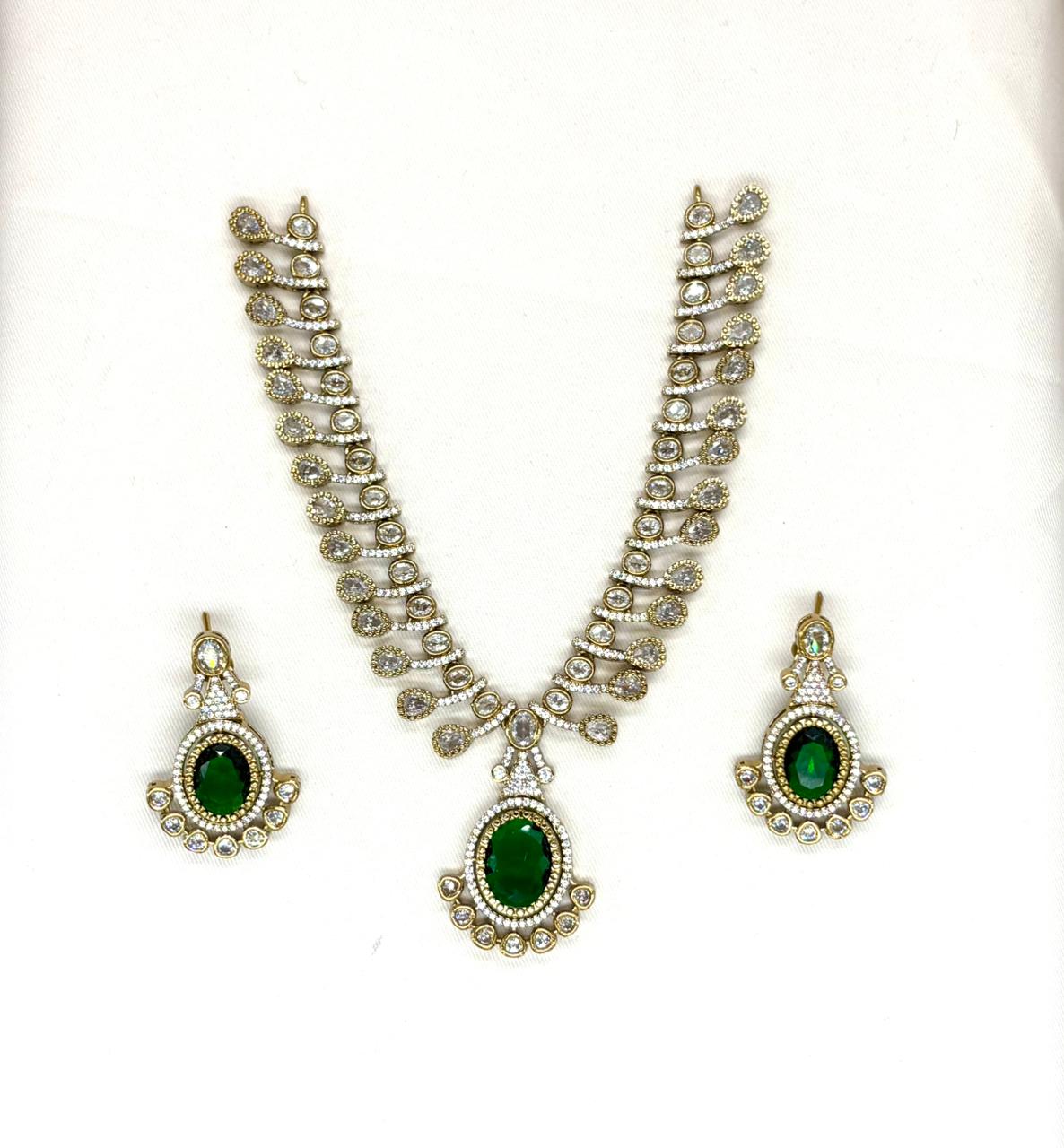 Green Victorian Short Necklace