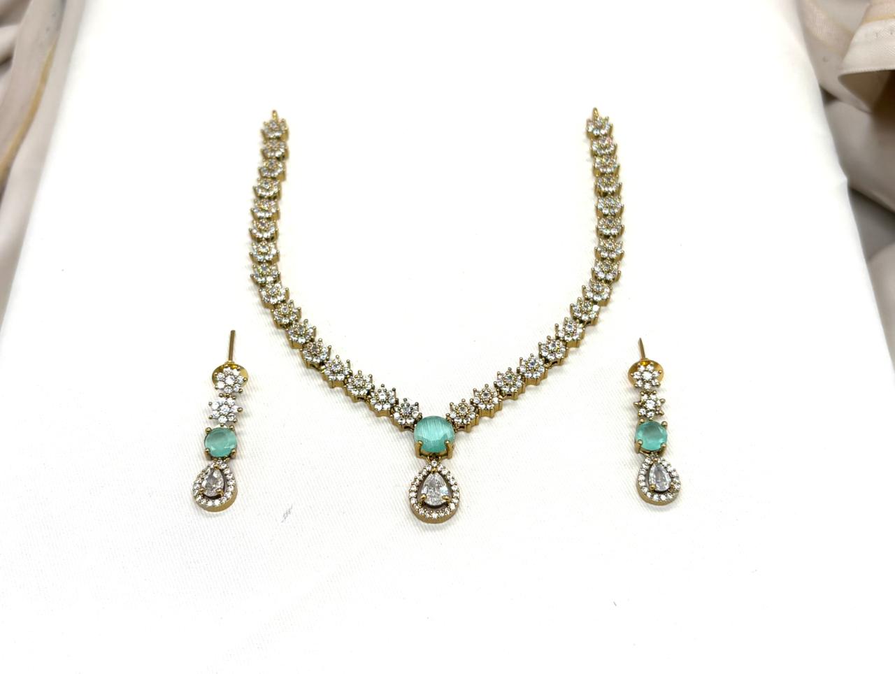 Victorian With Small Mint-Green Stone Short Necklace