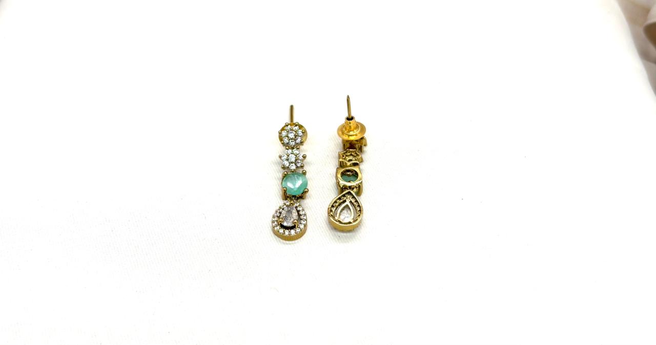 Victorian With Small Mint-Green Stone Short Necklace