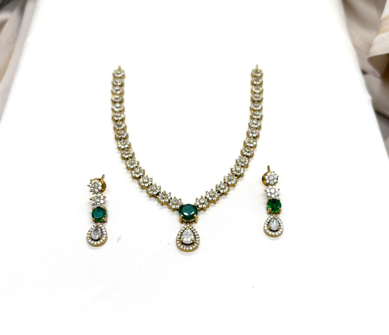 Victorian With Small Green Stone Short Necklace