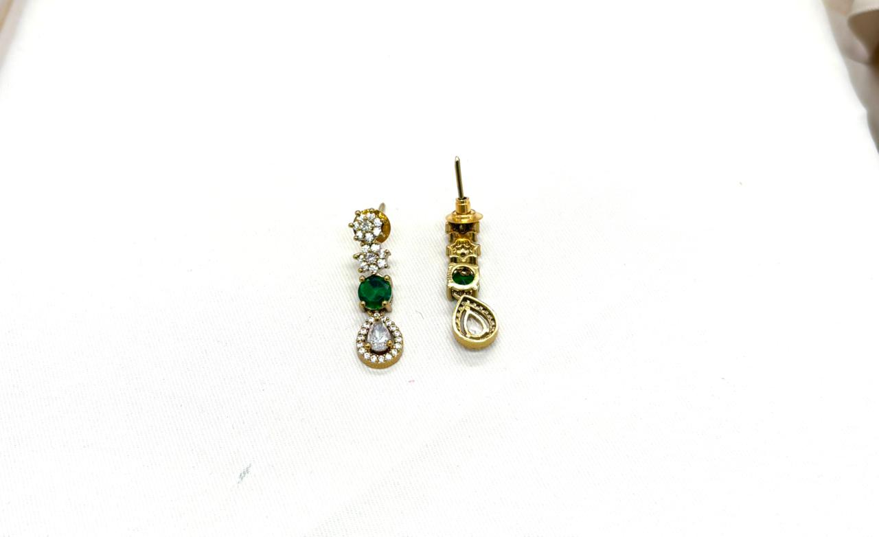 Victorian With Small Green Stone Short Necklace