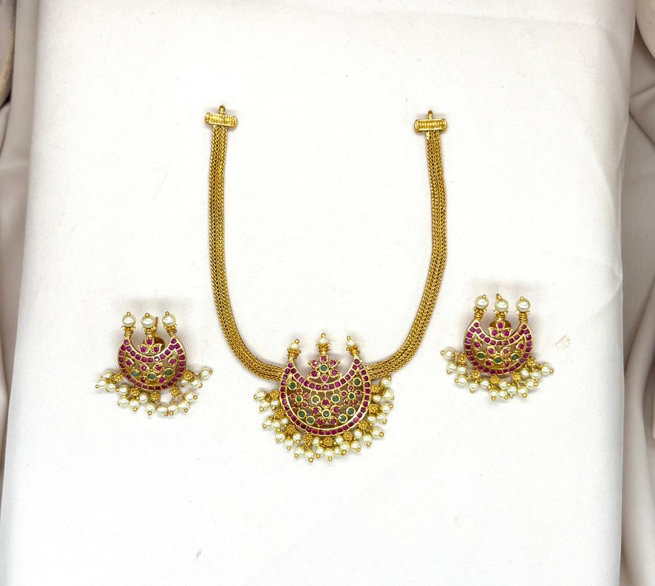 Gold finishing Short Necklace With kempu-Stone