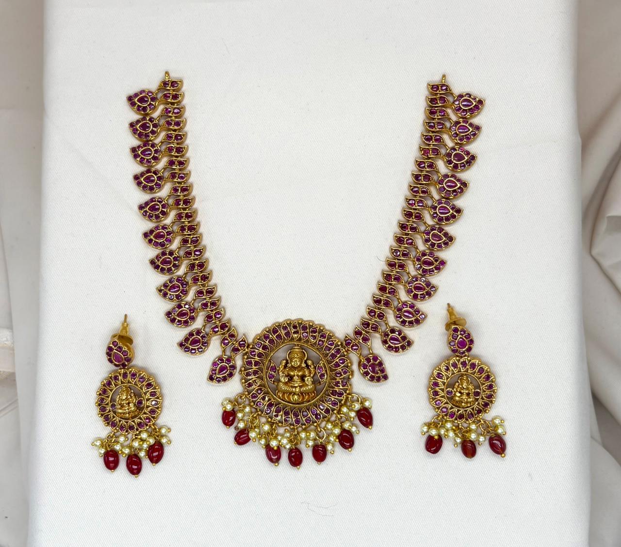 Jadau Kundan Short Necklace