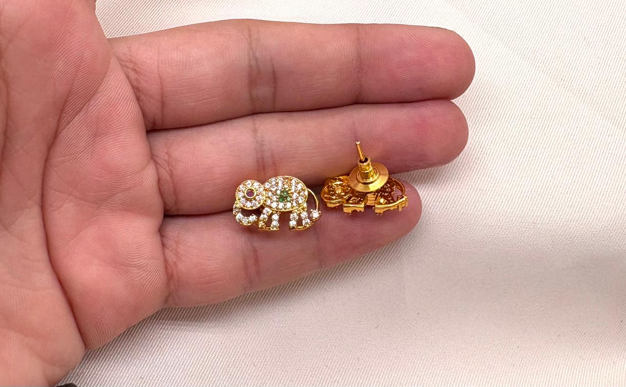 Gold finishing Elephant Small Pendent Short Necklace