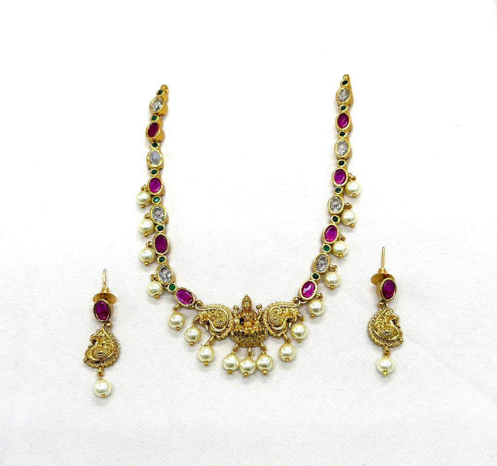 Gold finishing i Short Necklace