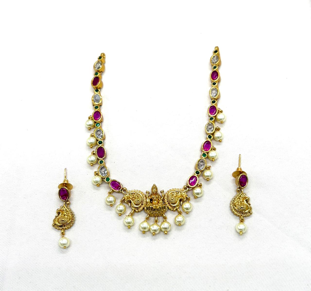 Gold finishing i Short Necklace