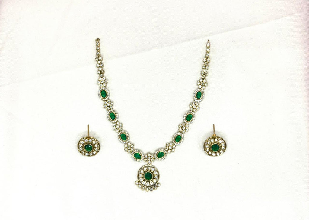 Victorian finishing With Green Stones Short Necklace