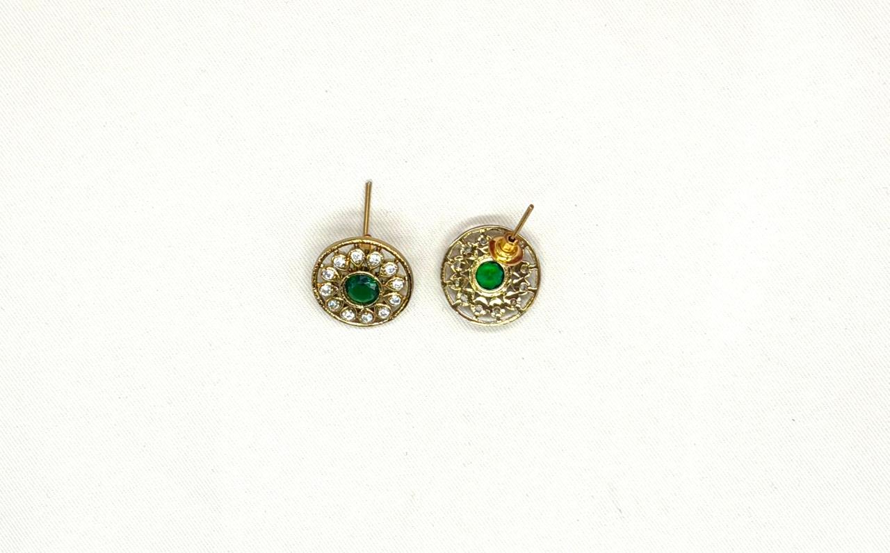 Victorian finishing With Green Stones Short Necklace