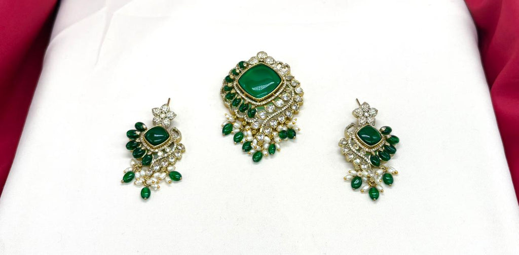 Victorian finishing with Green stone and pearls Locket