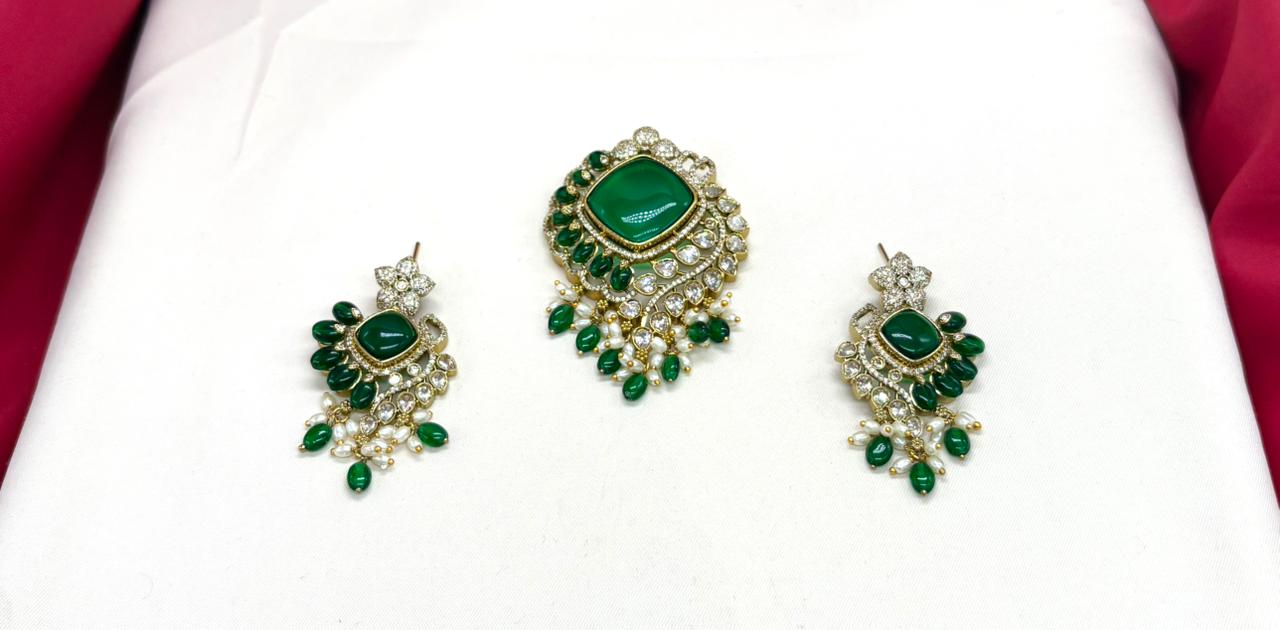 Victorian finishing with Green stone and pearls Locket