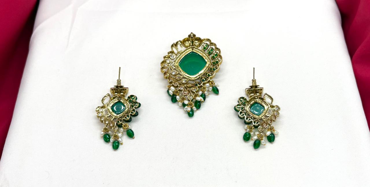 Victorian finishing with Green stone and pearls Locket