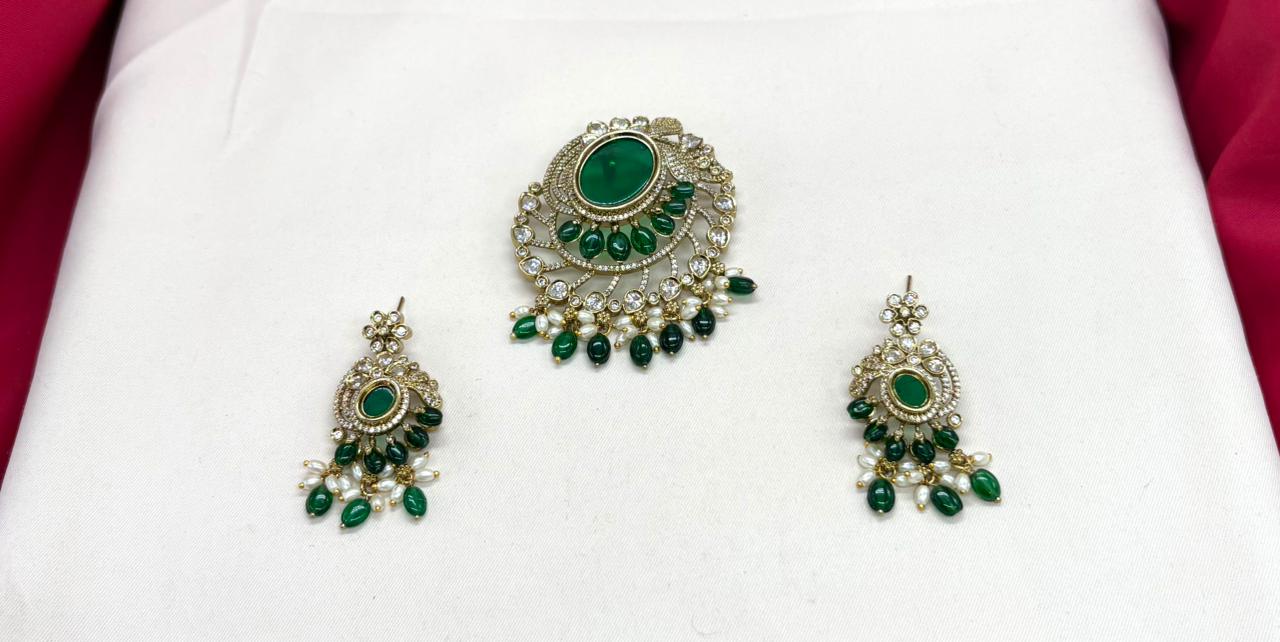 Victorian finishing with Green stone Flower designed Locket