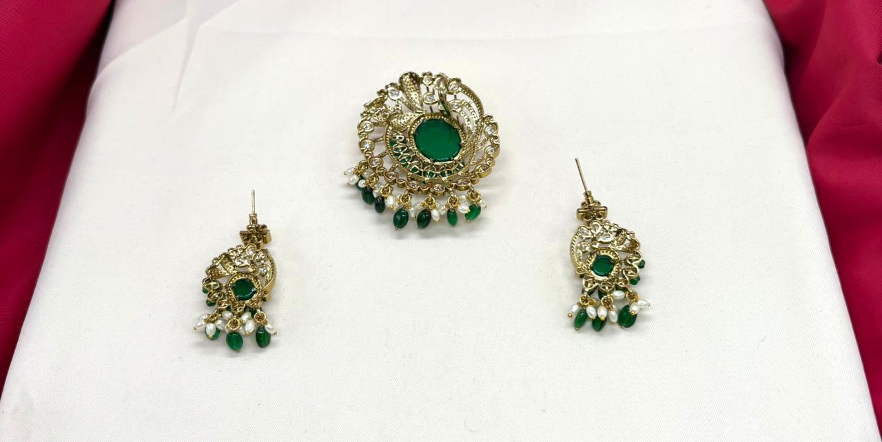 Victorian finishing with Green stone Flower designed Locket