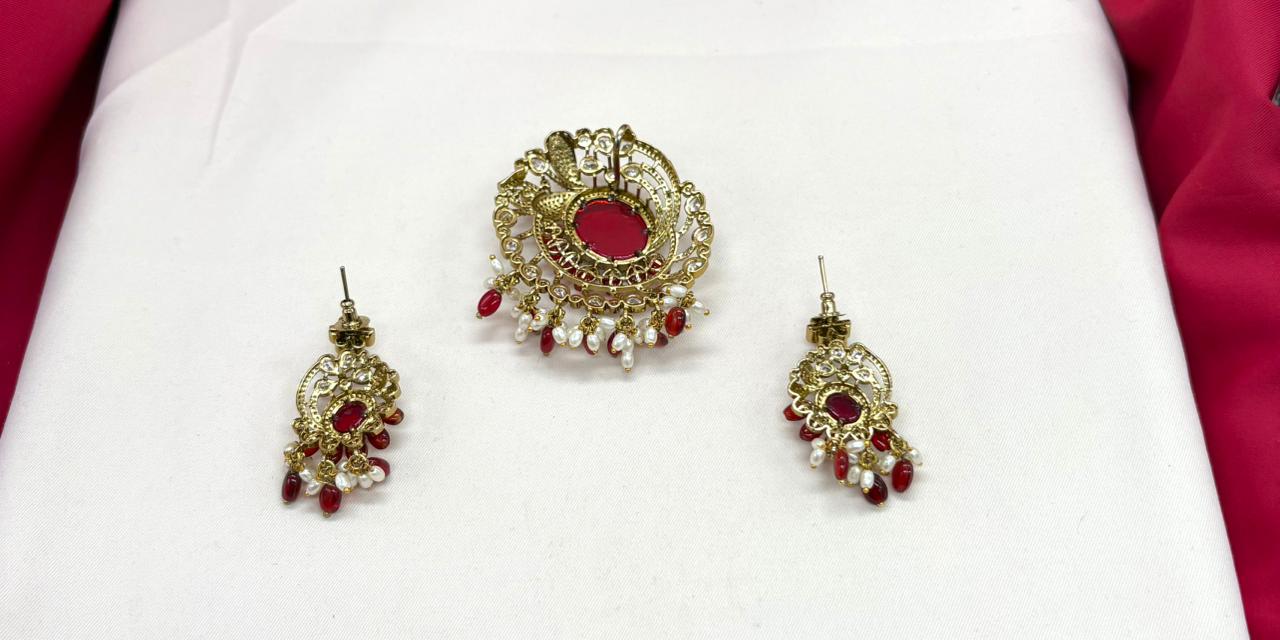 Victorian finishing with Maroon stone Flower designed Locket