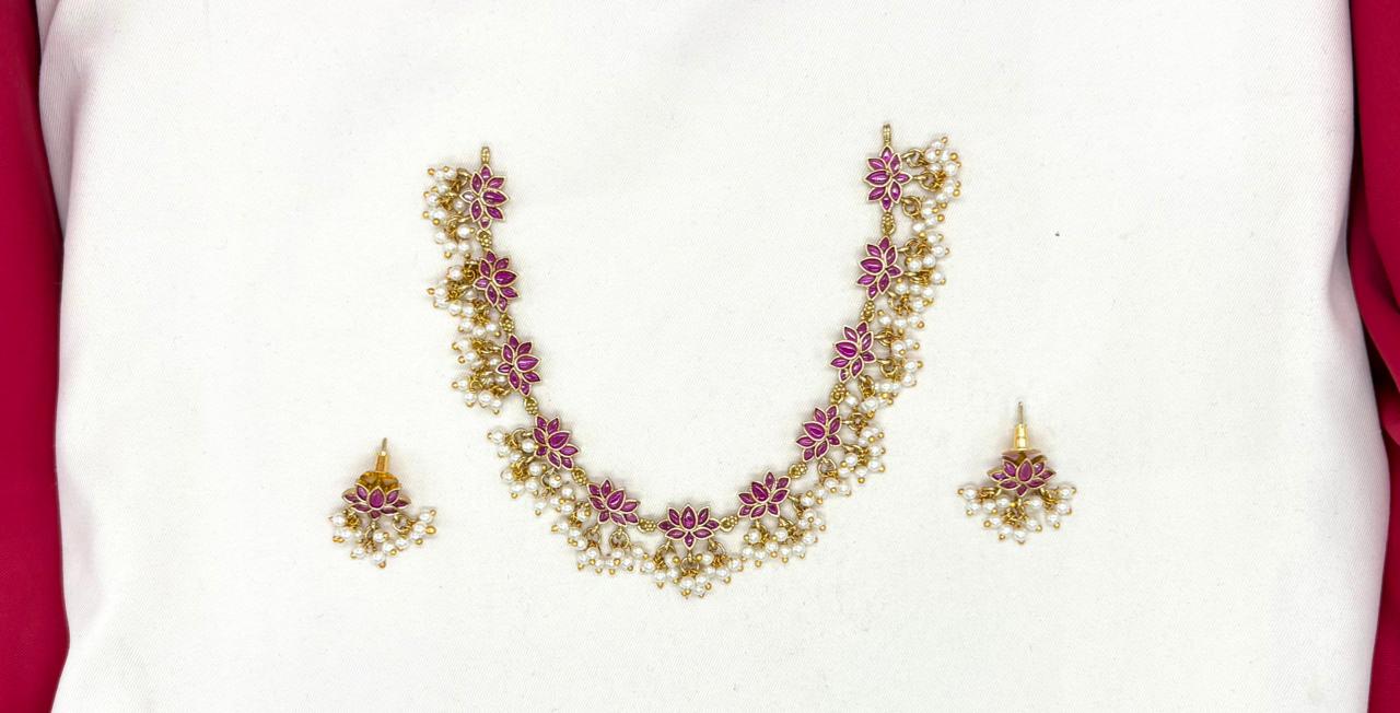 Elegant Lotus prarl Short Necklace