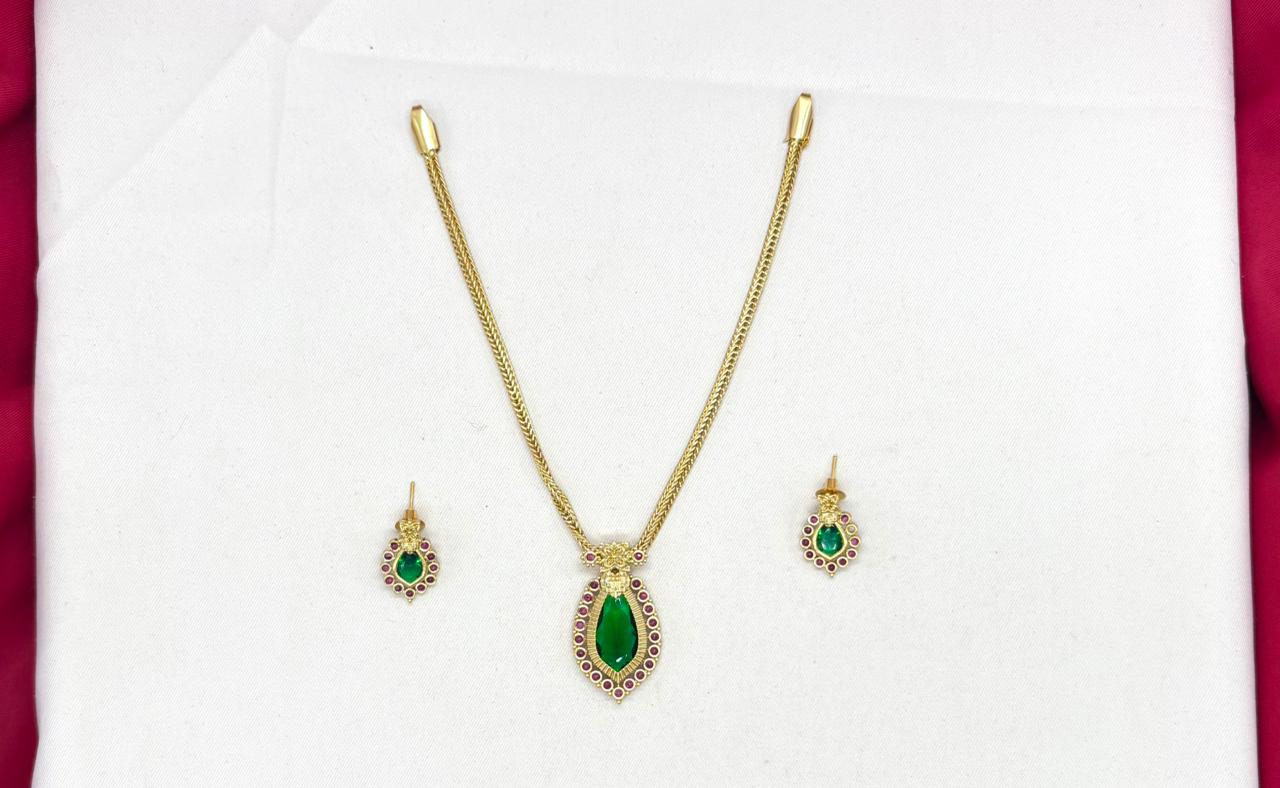 matte finishing palakka teardrop-shaped green stone Short Necklace